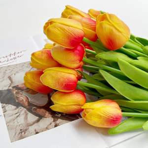 Fleurs artificielles en PU en gros, tulipes hydratantes faites à la main pour Noël, la remise des diplômes, Halloween, le Nouvel An, Pâques, la Saint-Valentin - Product Image 3