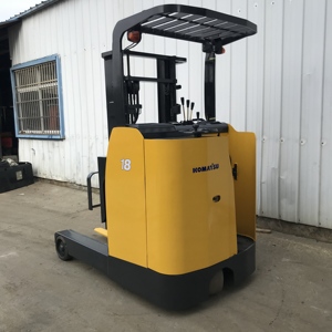 Montacargas Eléctrico Usado Komatsu de 1.8 Toneladas con Mástil de Dos Etapas, Neumáticos Sólidos, Dimensiones de Horquillas de 1070 mm / Motor Komatsu - Product Image 3