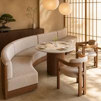Canapé incurvé en bois massif avec coussins en tissu et table en bois, chaises de salle à manger pour café, idéal pour les hôtels et les restaurants.