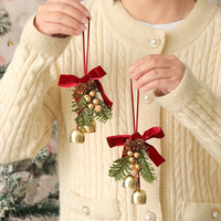 Décorations de Noël : Pendentifs artificiels en fer en forme de pomme de pin et clochette, ornements de voiture, couronnes de baies, mini-couronnes d'eucalyptus