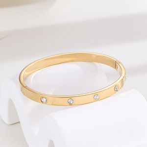 <span class=keywords><strong>Bracelet</strong></span> de luxe haut de gamme Gimmeling en acier titane électroplaqué, forme cœur, inaltérable, nouvelle collection 2024, style simple et original, vente en gros - Product Image 1