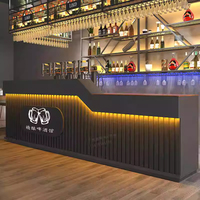 Étagère d'échelle de comptoir de bar commerciale, dossier solide, personnalisable, pour supermarchés et centres commerciaux, durable, écologique, en bois verni, avec LED