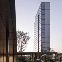 Système de mur-rideau en aluminium préfabriqué avec panneaux de verre isolants pour projets d'enveloppement de bâtiments par les entrepreneurs - Fourniture OEM
