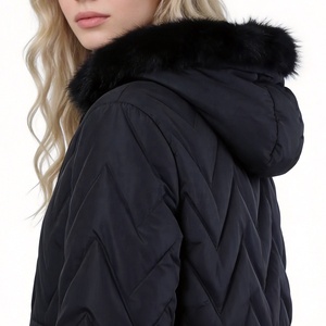 Veste longue matelassée pour <span class=keywords><strong>femme</strong></span> - Manteau d'hiver épais et chaud avec capuche en fausse fourrure, parka matelassée à chevrons - Logo personnalisé - Product Image 4