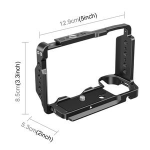 PULUZ Jaula para cámara de aleación de aluminio con protección completa para <span class=keywords><strong>Sony</strong></span> <span class=keywords><strong>ZV</strong></span>-E10 II / <span class=keywords><strong>ZV</strong></span>-E10M2, para vlogging, con roscas de <span class=keywords><strong>1</strong></span>/4 y soporte de zapata fría - Product Image 1