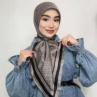 2025 nouveaux modèles personnalisés imprimés Satin châles Hijab mat Satin soie Hijab écharpe musulman léger malaisien personnalisé carré Hijab