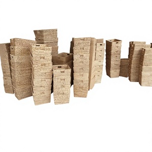 Panier de rangement moderne en jacinthe d'eau tressée naturelle, éco-responsable et fait main, pour la décoration intérieure, l'hôtellerie et les centres de villégiature - Product Image 1