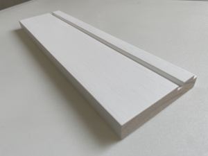 Plinthe en pin radiata apprêtée, moulage décoratif en bois - Product Image 1