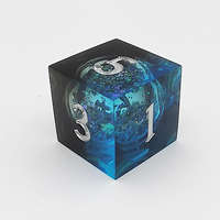 Jeu de dés à noyau liquide brillant bleu et noir