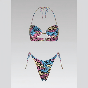 Impresionante y moderno traje de baño de dos piezas con estampado de leopardo multicolor y lazos laterales ajustables para un glamour en la playa - Product Image 2