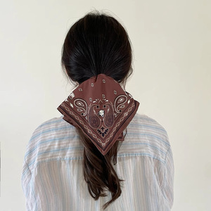 Nuovo Foulard Quadrato Retrò in Denim Blu con Motivo a Fiori di Anacardio, Accessorio per Capelli in Cotone dal Design Ricercato per Donne - Product Image 3