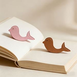 ที่คั่นหนังสือหนัง PU รูปปลาโลมา พิมพ์ลายน่ารัก สีสันหลากหลาย สำหรับนักเรียน พกพาสะดวก ใช้ซ้ำได้ - Product Image 4