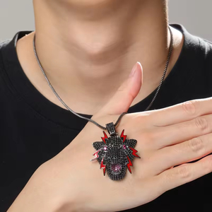 Collana Unisex Trendy con Motivo Ali di Pantera Nera, Gioiello Hip-Hop Personalizzato con Ciondolo in Ottone e Zirconi - Product Image 3