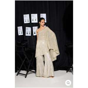 Perles faites à la main sur tissu en filet importé, matériau de designer haut de gamme, parfait pour les robes de mariée, les saris, les lehengas et les vêtements de haute couture - Product Image 3