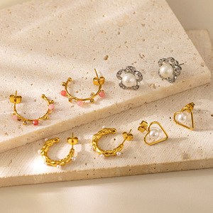 Petites boucles d'oreilles élégantes en forme de cœur de luxe avec perles géométriques simples françaises - Product Image 4