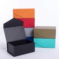 Boîte cadeau en papier avec fermeture magnétique personnalisée, papier certifié avec impression CMYK et logo en feuille d'or pour emballage cadeau