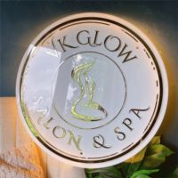 Enseigne personnalisée DakeSign en acrylique givré 3D avec éclairage LED, panneau imperméable IP65 pour la publicité extérieure des entreprises