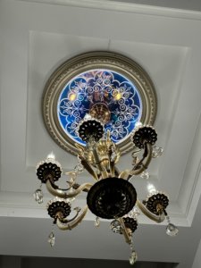 Plafonds suspendus artistiques modernes en métal LED de luxe Banruo, bande décorative en <span class=keywords><strong>fibre</strong></span> <span class=keywords><strong>optique</strong></span> dorée, bleu intérieur - Product Image 3