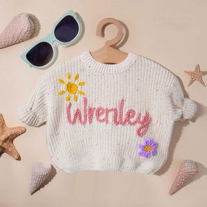 Pull de Noël personnalisé brodé à la main pour bébé, col rond multicolore à manches longues en coton pour bébés garçons et filles - Product Image 1