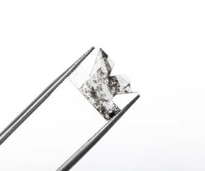 แหวนจี้รูปตัว K ประดับเพชรทรงเกลือพริกไทย 1.23 กะรัต ขนาด 10.1x7.5 มม. เพชรเลี้ยงในห้องปฏิบัติการ รับรองโดย IGI - Product Image 3