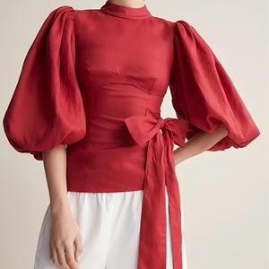 Chemisier de bureau élégant en lin tissé uni pour femme La Bohème, avec détail nœud, manches ballon écarlates, 100 % respirant, style vintage - Product Image 5