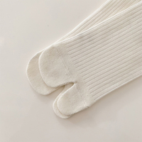 Chaussettes en coton pour femmes, disponibles en gros, noires et blanches, brodées, à bout séparé, polyvalentes pour le printemps, l'automne et l'usage quotidien