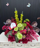 Chemin de table floral d'automne avec amarante, anthurium, calla suspendue et fleurs de riz pour centre de table rouge bordeaux