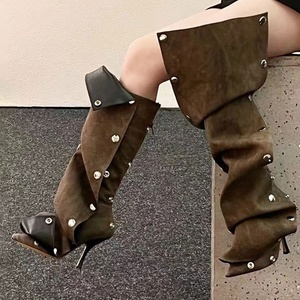 Botas largas de mezclilla para mujer con remaches metálicos, parte superior plisada, tacones finos altos, punta puntiaguda y ajuste ancho hasta la rodilla - Product Image 1