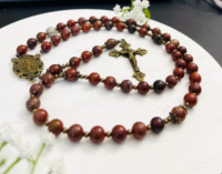 Tasbih Katolik Religius dari Batu Jasper Merah Berbintik dengan Medali Ajaib Perunggu dan Salib
