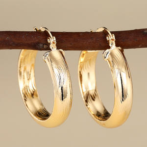 Boucles d'oreilles Oni Hoop plaquées or 18 carats en alliage de zinc, style classique, bijoux unisexes tendance, couleur dorée - Product Image 3