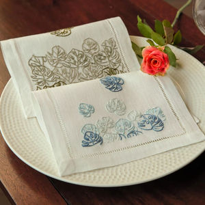 Serviette de cocktail en lin Tropical Monstera |   Serviette de table réutilisable en lin 100% naturel de qualité supérieure, écologique, motif feuille de Monstera - Product Image 1