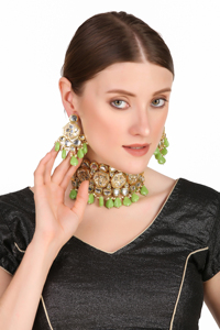 Ensemble de bijoux Kundan de style Bollywood classique avec collier et boucles d'oreilles en perles vertes et Maang Tikka, conçu pour les mariages - Product Image 3