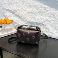 Sac mini-oreiller en PU imprimé cerises avec fermoir métallique et sangle réglable pour femmes, idéal pour les tenues quotidiennes et les soirées – Fabrication OEM