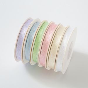 โบว์ทำมือจากโพลีเอสเตอร์ 100% สำหรับตกแต่งผม ขนาด 1 ซม. สีมาการองไล่เฉดสีทองขอบเงิน พิมพ์ลายฟอยล์แบบแบน - Product Image 5