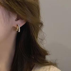 Popular aguja de plata Coreana de gama alta de moda geométrica perla Stud pendientes versátil de doble capa en forma de C minimalista - Product Image 5