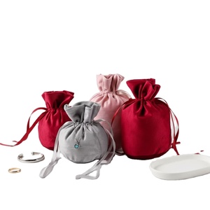 Sacs cadeaux en velours rouge et noir recyclables avec logo personnalisé, cordon de serrage, pochettes élégantes pour bijoux, pour le rangement des accessoires - Product Image 1