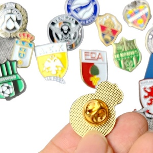 Écusson de club de football européen personnalisé YY, accessoire vestimentaire polyvalent, broche décorative pour sacs de couple, Chine - Product Image 5