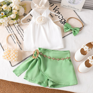 Set Estivo per <span class=keywords><strong>Bambina</strong></span> 2026, Top Corto Bianco con Fiori e Halter + <span class=keywords><strong>Pantaloncini</strong></span> <span class=keywords><strong>Verdi</strong></span> con Catena, Set di Moda 2 Pezzi - Product Image 2