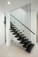 Escalier sur mesure 2026 avec rampes en bois, verre et aluminium - Design moderne pour villa haut de gamme