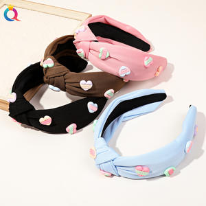 Qiyue ربطة رأس محبوكة للفتيات الجميلات مزينة بقلب من مادة الراتنج يمكن لصقه بنفسك ربطة شعر مزينة هدية لعيد الحب - Product Image 4