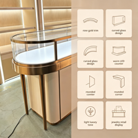 Comptoir de présentation de bijoux en verre incurvé, cadre en métal rose doré, vitrine aux coins arrondis avec éclairage LED chaud intégré, logo personnalisé
