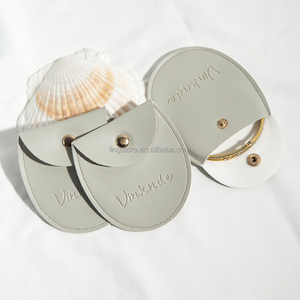 Pochette à bijoux ovale de luxe grise 7,8x8,5 cm en cuir PU avec bouton doré pour pendentif perle et emballage de perles - Product Image 1