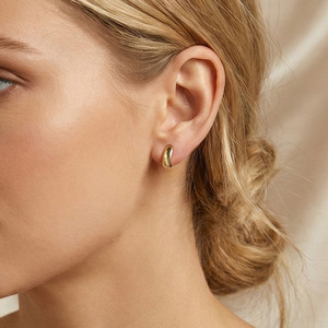Lot de Boucles d'Oreilles Huggie Courbes Simples et Polyvalentes en Acier Inoxydable Plaqué Or 18K, Étanche, Vente en Gros - Product Image 6