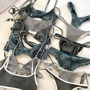 Fabricante OEM de Bikini Hawaiano Estampado, Traje de Baño de Nailon Personalizado de Doble Cara Reciclado para Mujer - Product Image 1