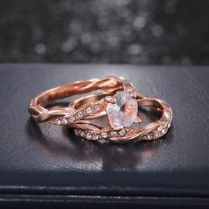 Anillo de Compromiso de Oro Rosa H077 con Diamantes, Estilo Romántico para Mujer, Corte Brillante Redondo, Diamante Natural con Piedras Laterales - Product Image 4