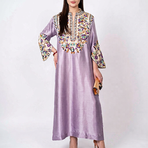 Robe Kaftan en Soie Violette pour Femme, Broderie Florale, Coupe Ample, Longueur Cheville, Style Traditionnel Indien et Pakistanais, Idéale pour les Fêtes - Product Image 1