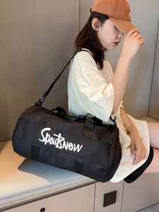 Lettre Imprimer Coloré Étanche Sports Gym <span class=keywords><strong>Voyage</strong></span> Passer une Nuit <span class=keywords><strong>Week</strong></span>-<span class=keywords><strong>end</strong></span> Femmes Nuit Duffle Duffel Sac avec Compartiment À Chaussures - Product Image 4