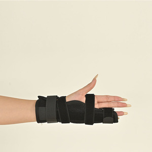 Attelle d'immobilisation des doigts Honghaokang, taille unique, sangle noire, plaque en aluminium, support pour la protection des blessures du pouce, du poignet et de la main - Product Image 1