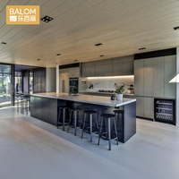 Meubles de cuisine modulaires de luxe modernes bleu marine et blanc, style Shaker, avec îlot cascade en marbre et évier de ferme