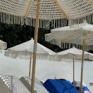 Parasol de plage bohème en macramé - 100% coton et mât en bois massif, idéal pour les hôtels côtiers de luxe et les salons extérieurs - Product Image 2